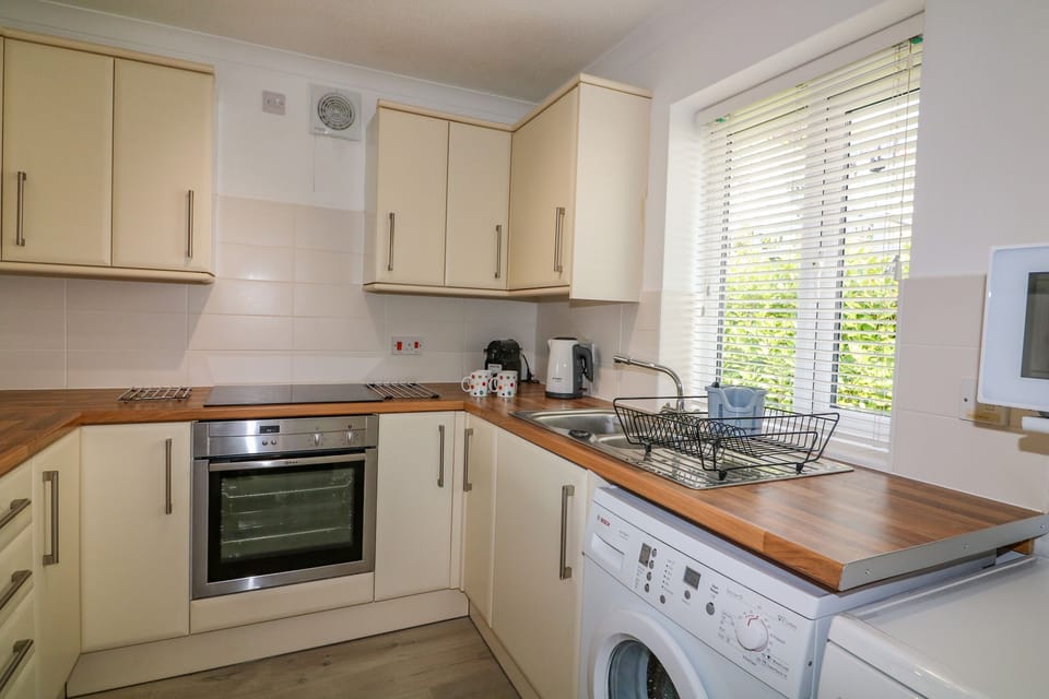 Cottage | Private kitchen | Dishwasher, cookware/dishes/utensils