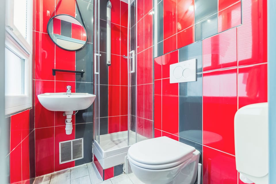 Shower, free toiletries, hair dryer, towels