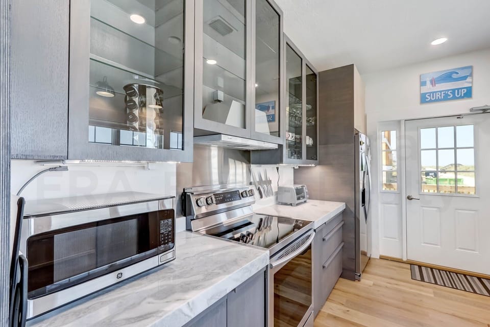 House, 5 Bedrooms | Private kitchen | Fridge, microwave, oven, stovetop