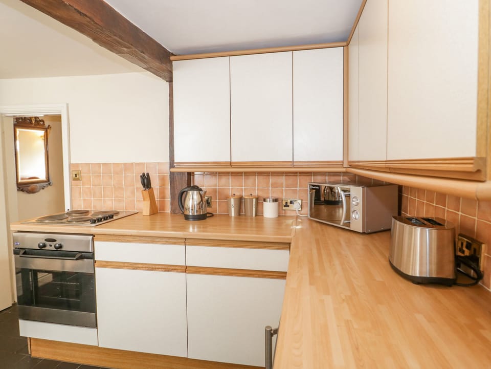 Cottage | Private kitchen | Fridge, microwave, electric kettle, toaster