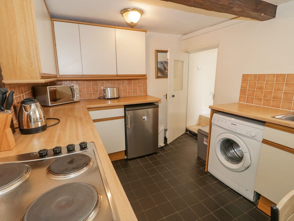 Cottage | Private kitchen | Fridge, microwave, electric kettle, toaster