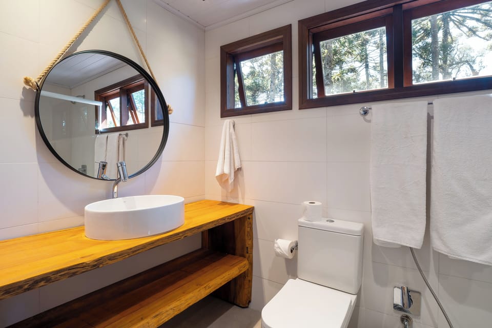 Premium Room | Bathroom | Shower, free toiletries, hair dryer, towels