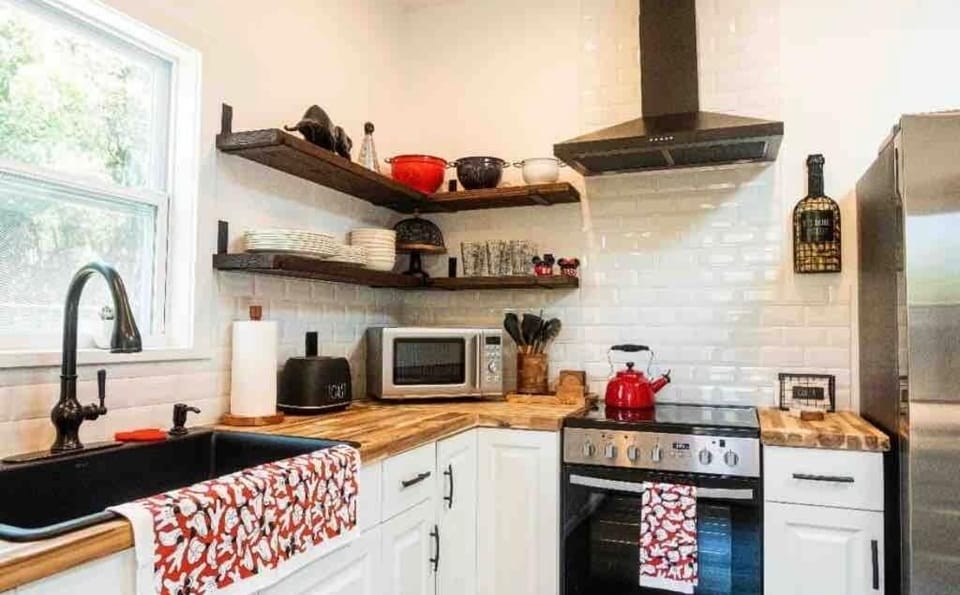 Full kitchen