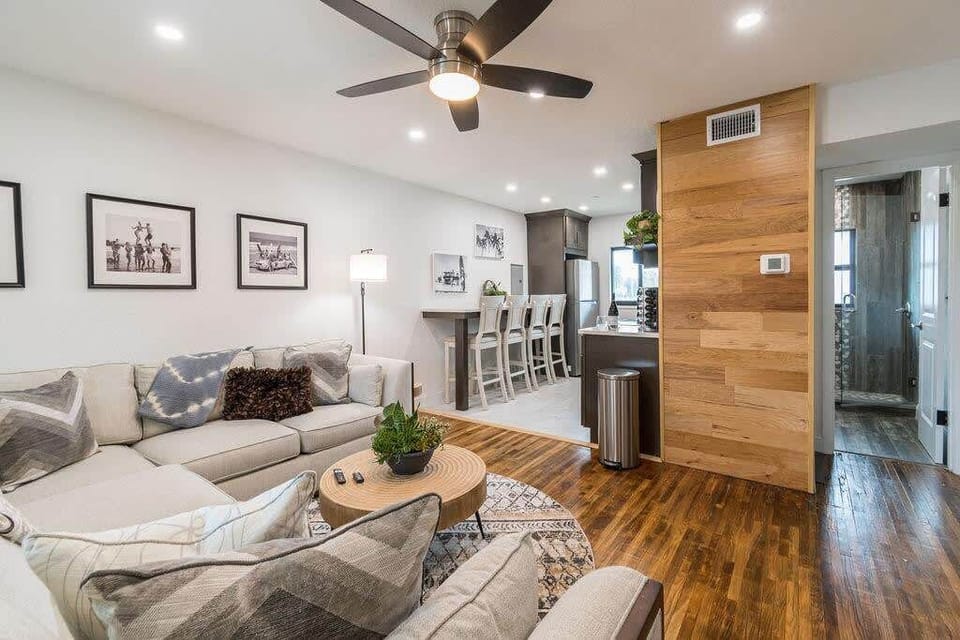 Welcome to 400 South, the newest and nicest "aparthotel" in Cocoa Beach!  This bright, open-concept unit is the perfect landing spot for couples, families and friends to explore the sandy beaches, local attractions, and the famed Space Coast. If you're co