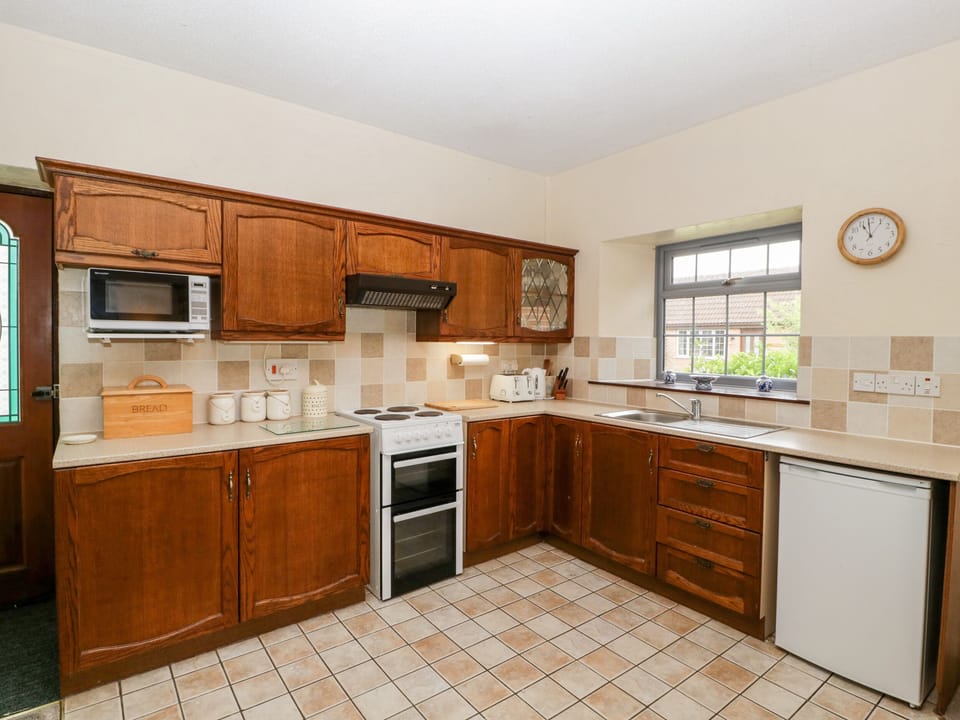 Cottage | Private kitchen | Fridge, electric kettle, toaster, cookware/dishes/utensils