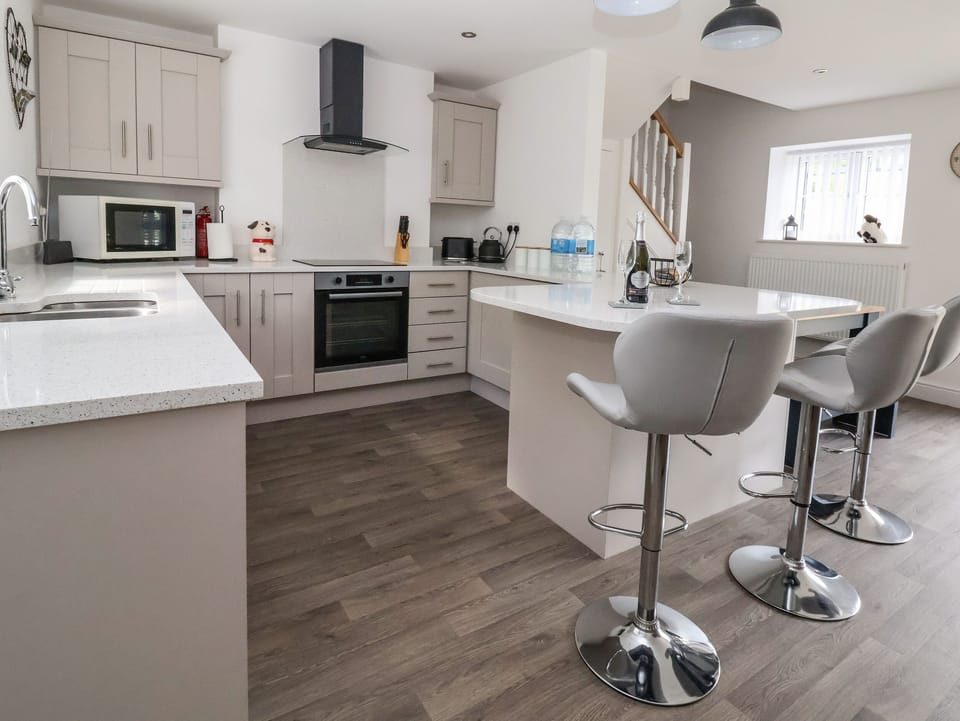 Cottage | Private kitchen | Fridge, microwave, dishwasher, electric kettle