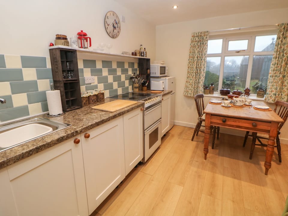 Cottage | Private kitchen | Fridge, microwave, electric kettle, toaster