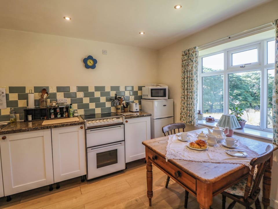 Cottage | Private kitchen | Fridge, microwave, electric kettle, toaster