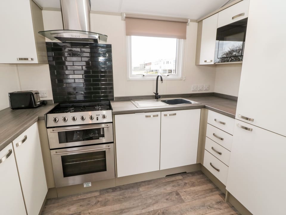 Cottage | Private kitchen | Fridge, microwave, electric kettle, toaster
