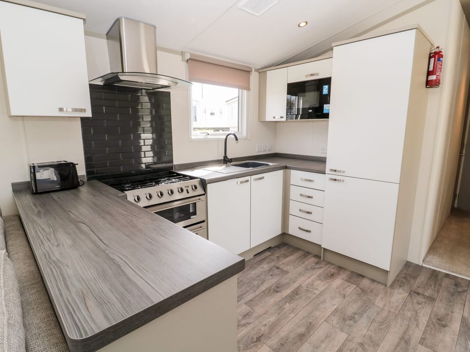 Cottage | Private kitchen | Fridge, microwave, electric kettle, toaster