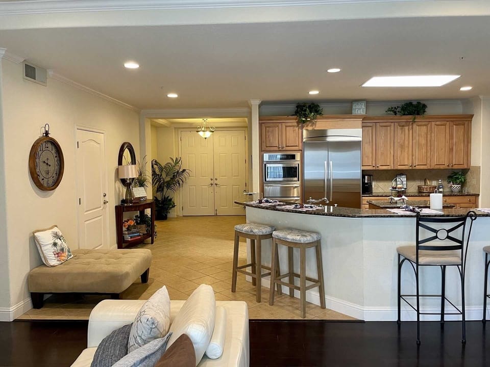 Room, Indoors, Furniture, Living Room, Flooring