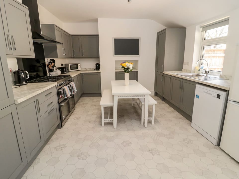 Cottage | Private kitchen | Fridge, microwave, dishwasher, electric kettle