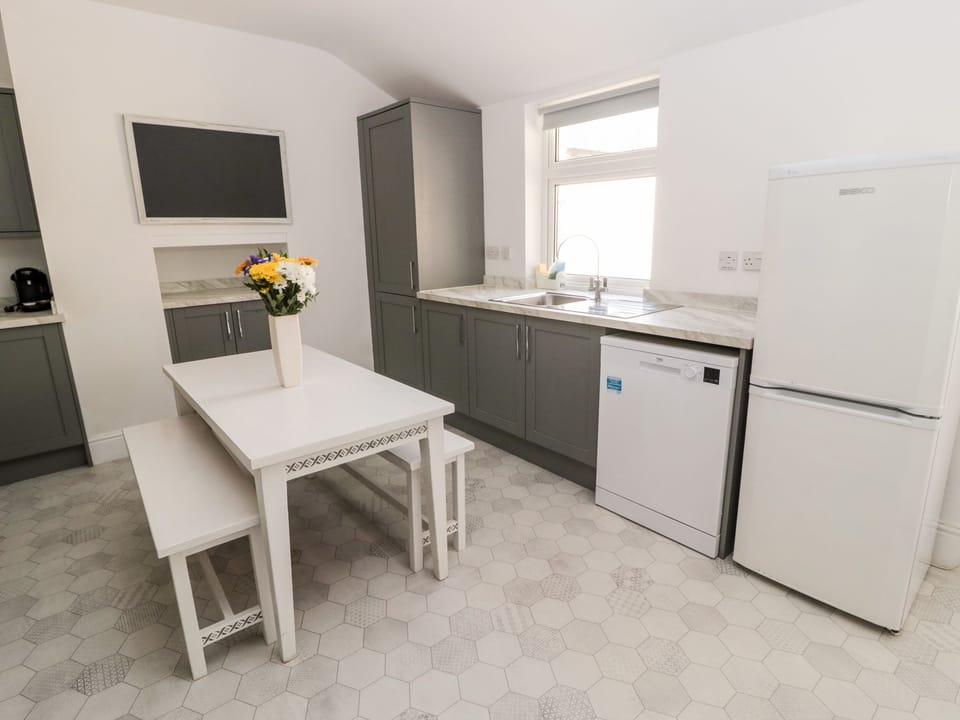 Cottage | Private kitchen | Fridge, microwave, dishwasher, electric kettle
