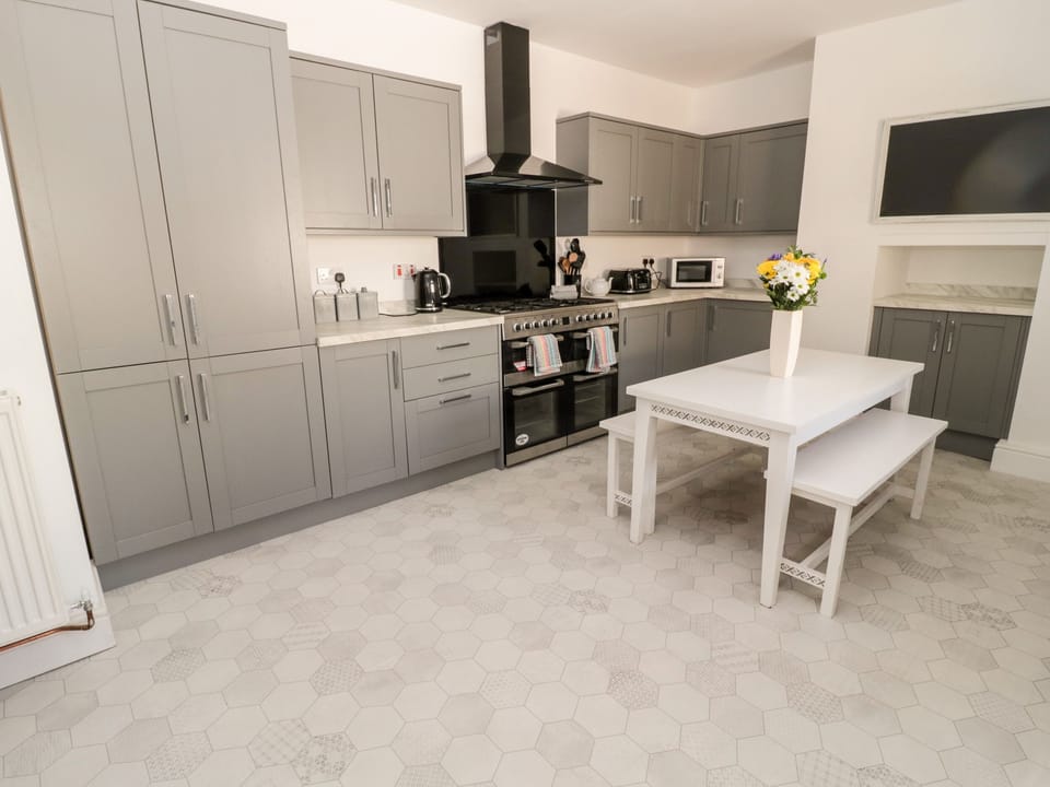Cottage | Private kitchen | Fridge, microwave, dishwasher, electric kettle