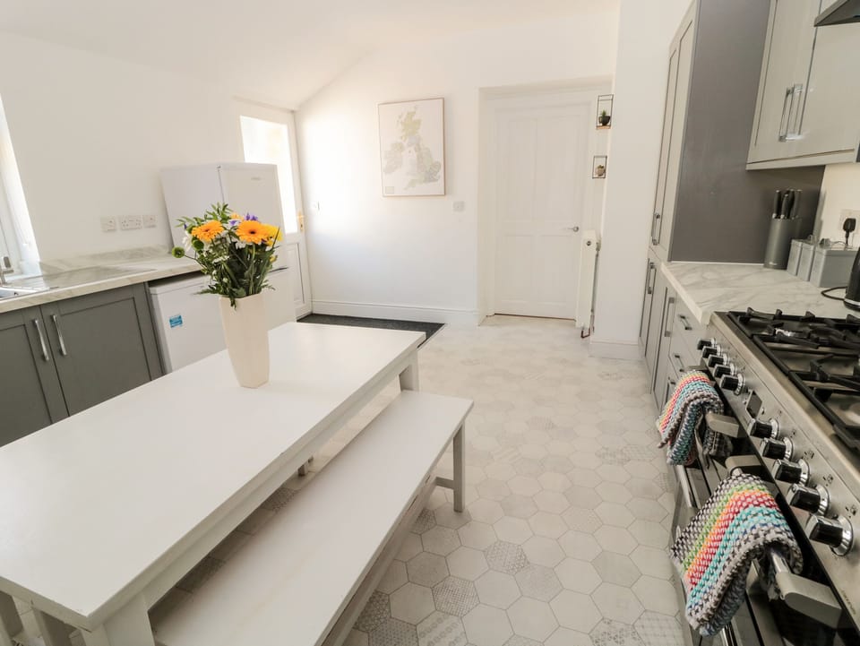 Cottage | Private kitchen | Fridge, microwave, dishwasher, electric kettle