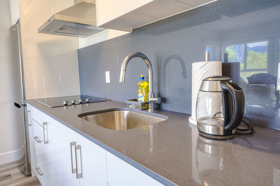 Honeymoon Suite Lake View with Kitchen | Private kitchen | Coffee/tea maker, microwave, electric kettle, paper towels