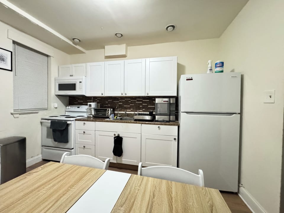 Deluxe Apartment | Private kitchen | Full-size fridge, microwave, oven, stovetop