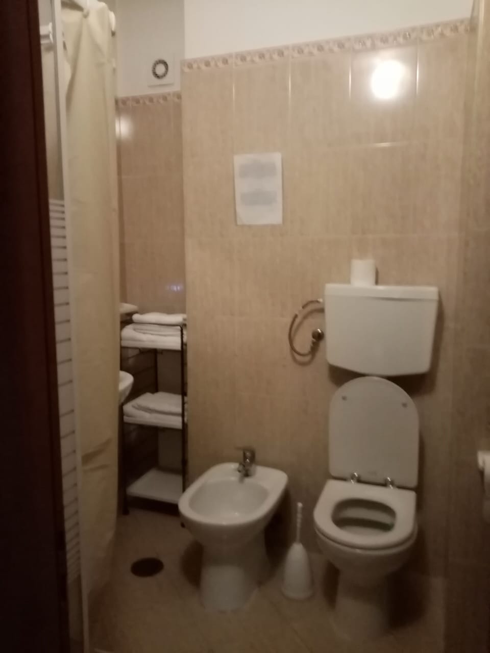 Triple Room | Bathroom | Shower, free toiletries, hair dryer, bidet