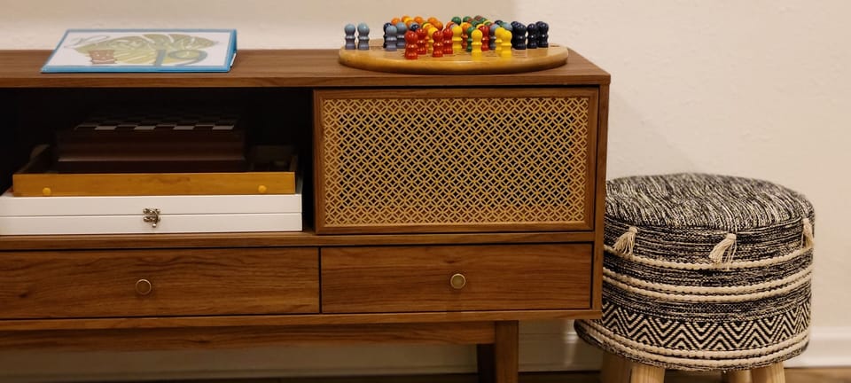 Living Room  - games for the whole family: Chess, Checkers, Backgammon & more