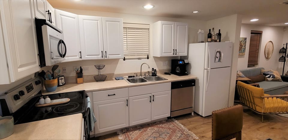 Coffee Station
Teas, coffee grounds, K-cups, sweeteners, & creamers