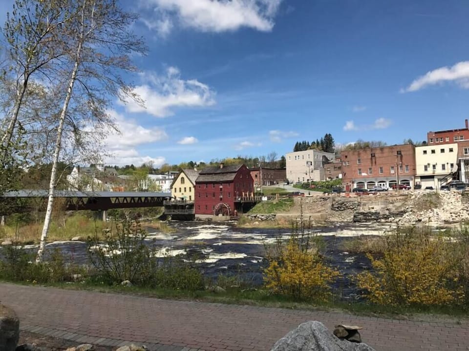 Downtown Littleton, 10 minutes away. Great dining options! Classic New England Main Street.