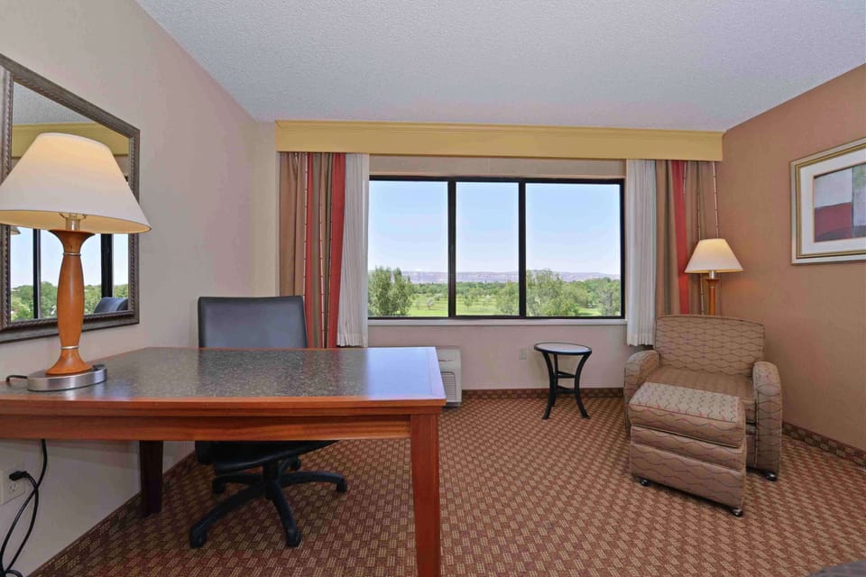 Room, 1 King Bed, Non Smoking | Hypo-allergenic bedding, down comforters, pillowtop beds, in-room safe