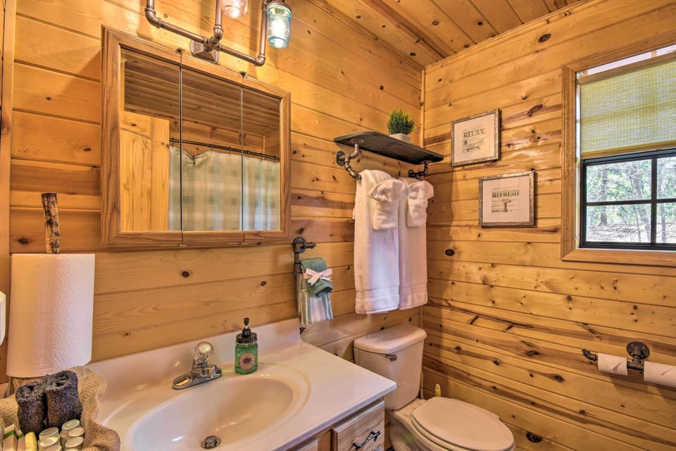 Full Bathroom | 2nd Floor | Towels Provided