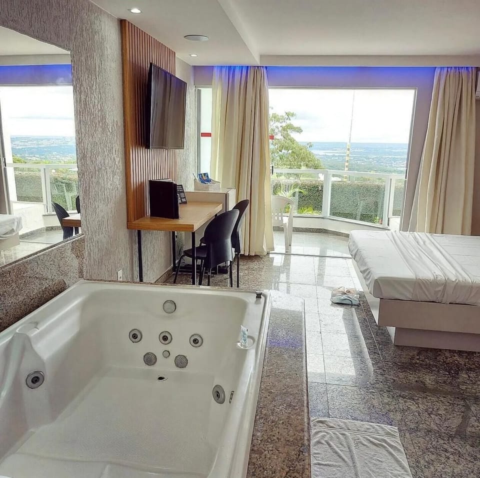 Deluxe Room | Minibar, bed sheets
