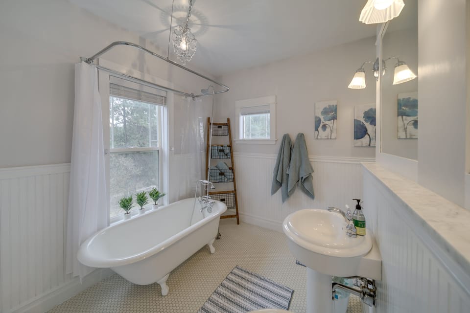En-Suite Bathroom | Complimentary Toiletries | Towels Provided | 2nd Floor