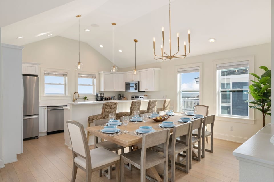 Dining room and kitchen -ready for a fabulous beach week!