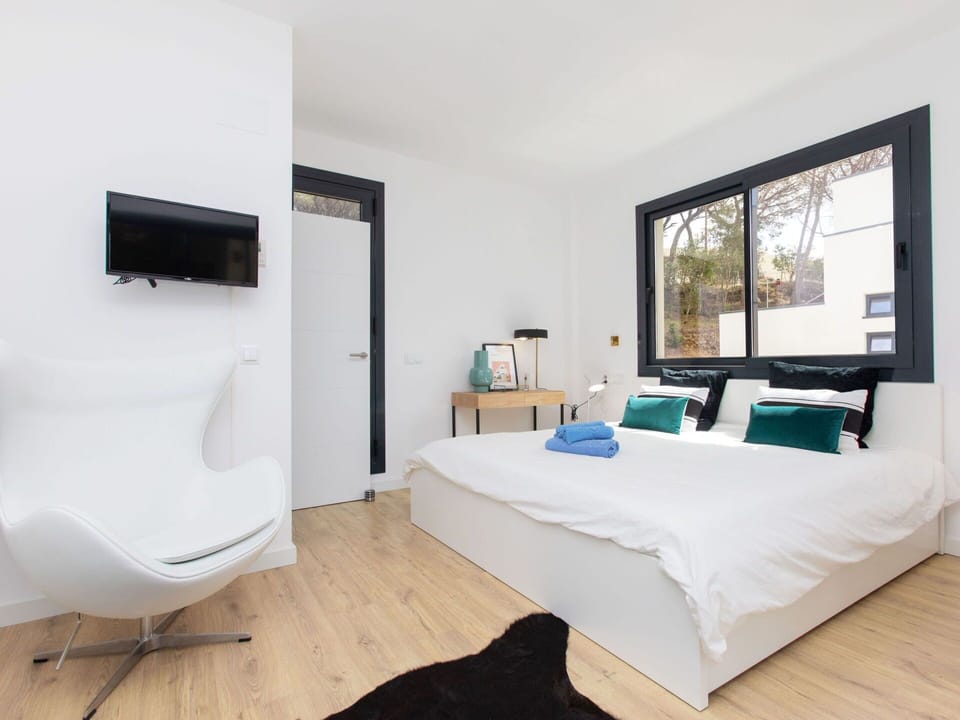 Building, Property, Comfort, Wood, Living Room, Shade, Interior Design, Picture Frame, Flooring, Floor