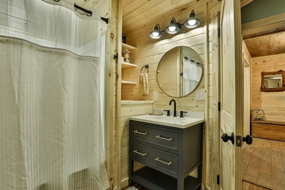 Terrace level shared bathroom with shower/tub combo