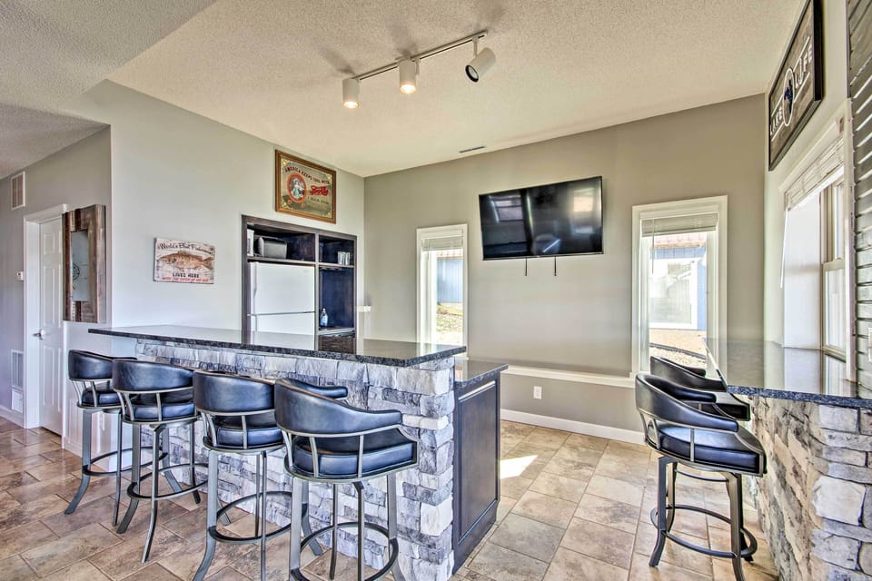 Game Room | Wet Bar | Smart TV