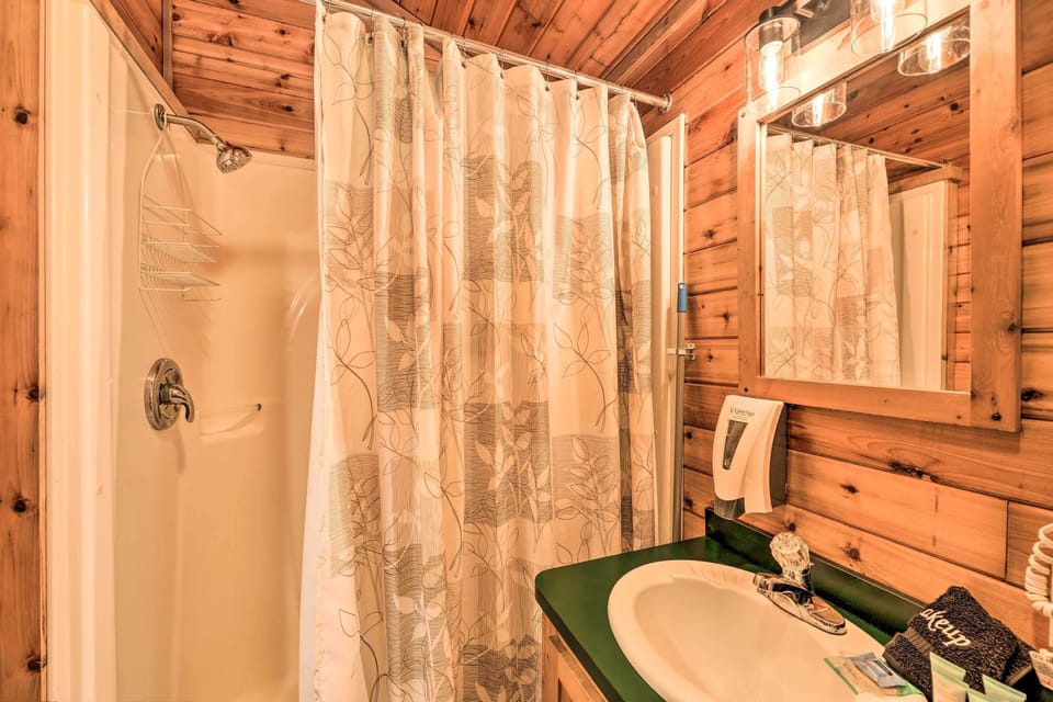 Bathroom | Complimentary Toiletries | Towels Provided