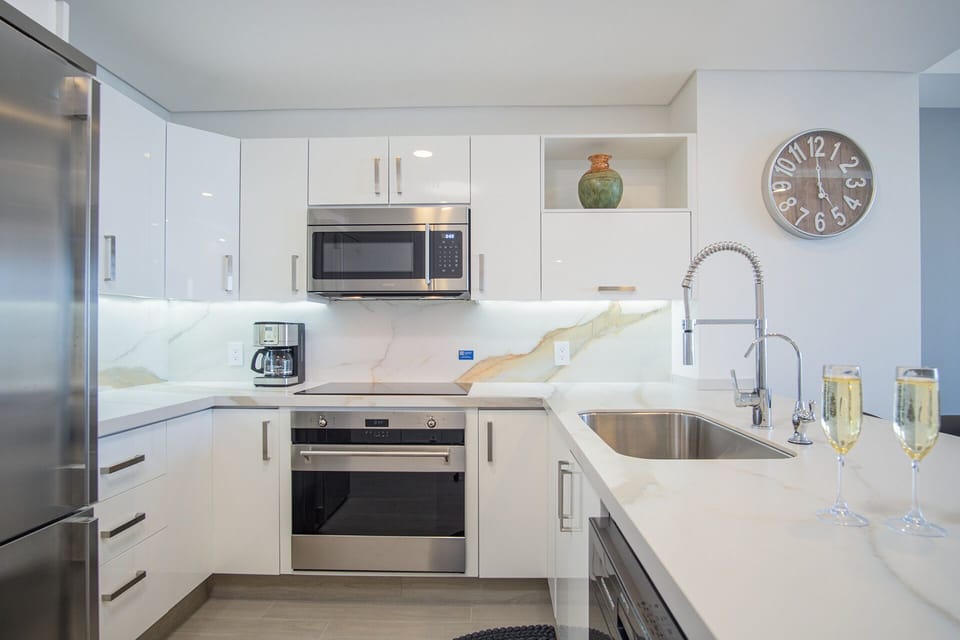 The kitchen with its large counter.