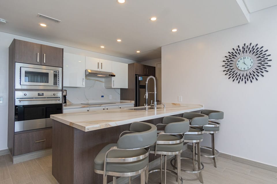 4 Bar stools at the kitchen counter.