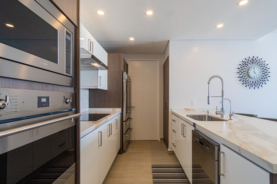 The kitchen has all the appliances needed to enjoy a nice vacation.