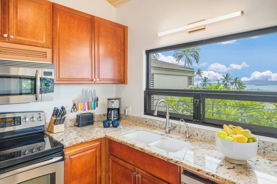 Wailea Ekolu 504 kitchen3