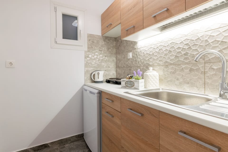 Deluxe Studio | Private kitchenette | Mini-fridge, stovetop, electric kettle, toaster