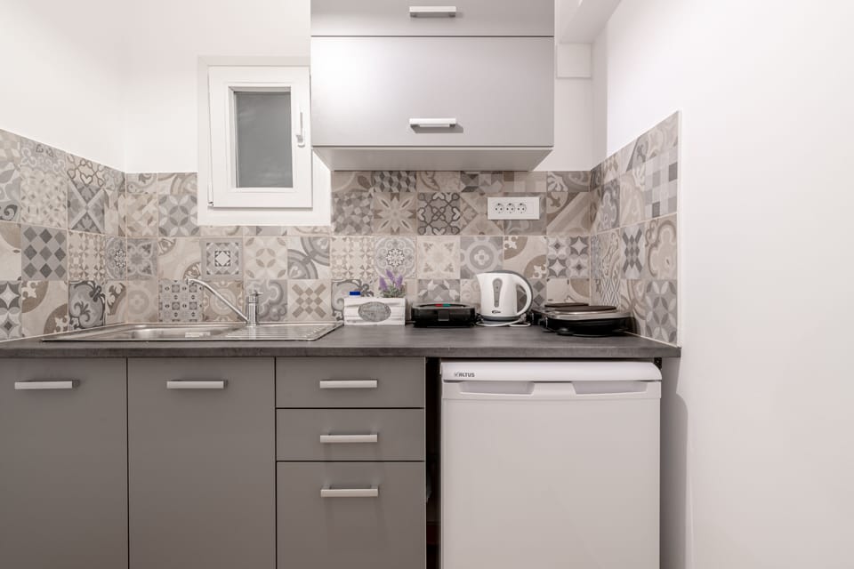 Standard Studio | Private kitchenette | Mini-fridge, stovetop, electric kettle, toaster