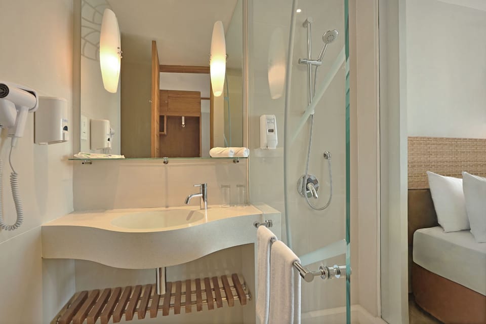 Shower, rainfall showerhead, free toiletries, hair dryer