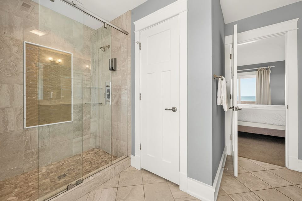Third Level King En Suite Full Bath