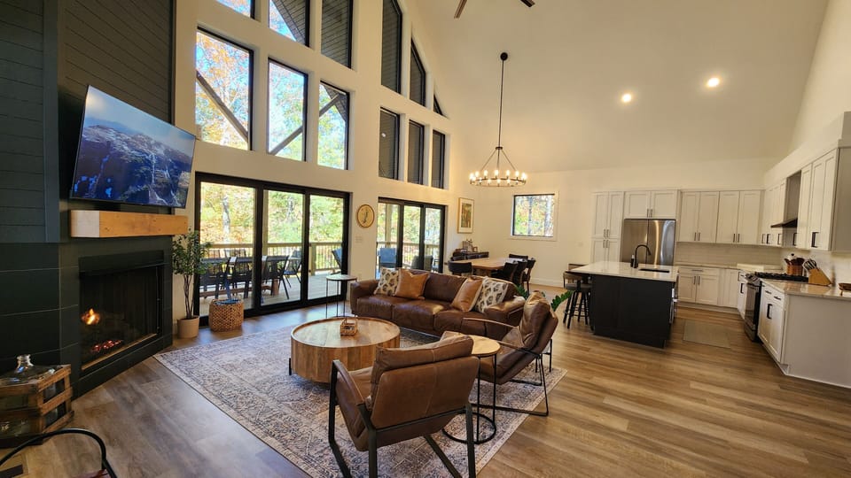 Open-Concept Main Level with Living Room, Dining Area, and Kitchen 