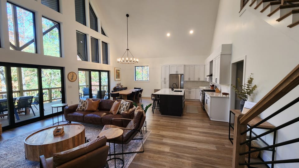 Open-Concept Main Level with Living Room, Dining Area, and Kitchen 