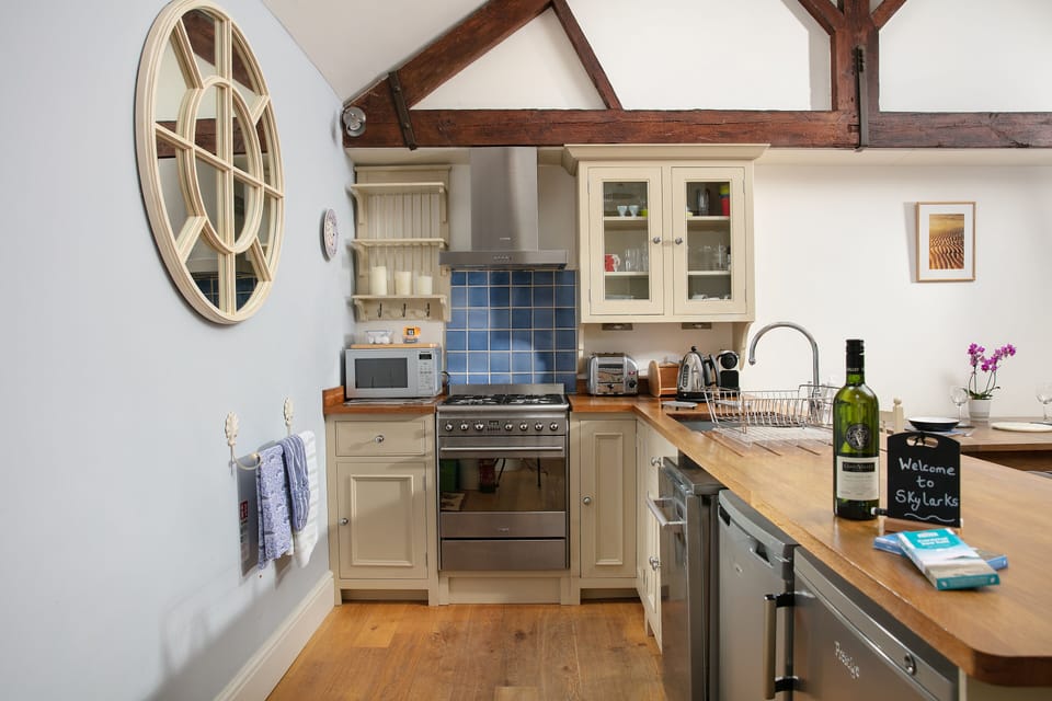 Kitchen with dishwasher, washing machine, dryer, Nespresso machine, tea&coffee