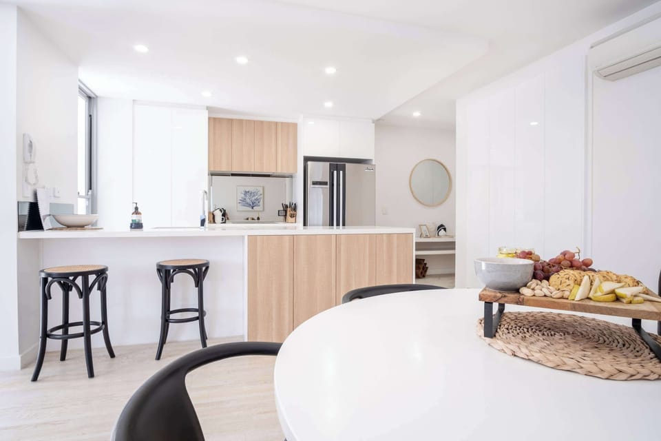 For a quick meal grab a bite at the breakfast bar in the kitchen.
