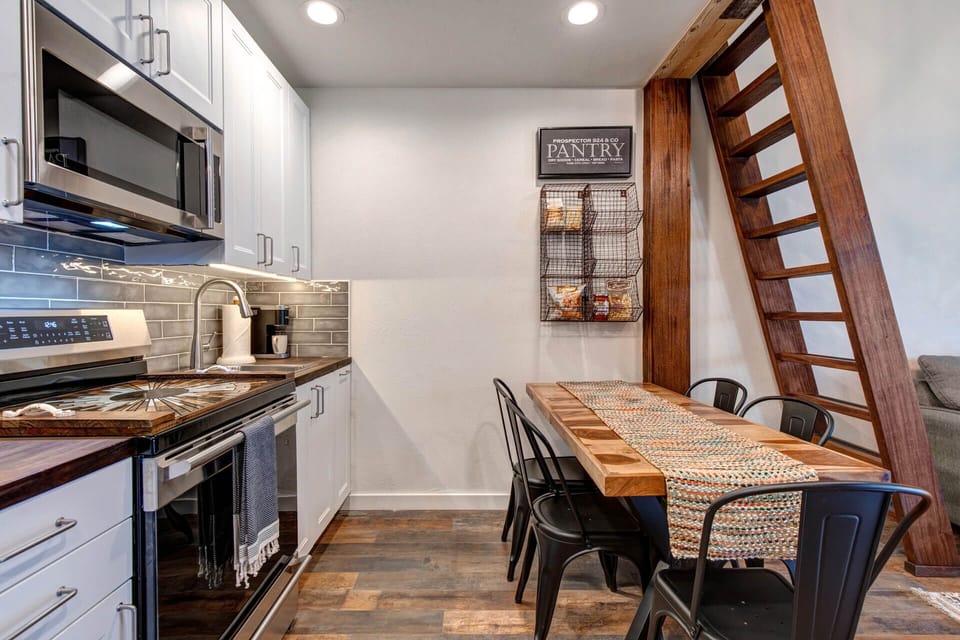 Vacation Rentals in Park City at Prospector Lodge 924: Full kitchen and dining area