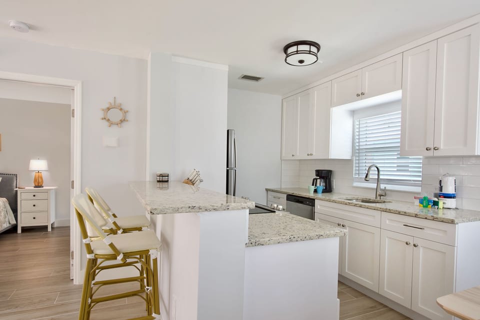 Kitchen and Breakfast Bar