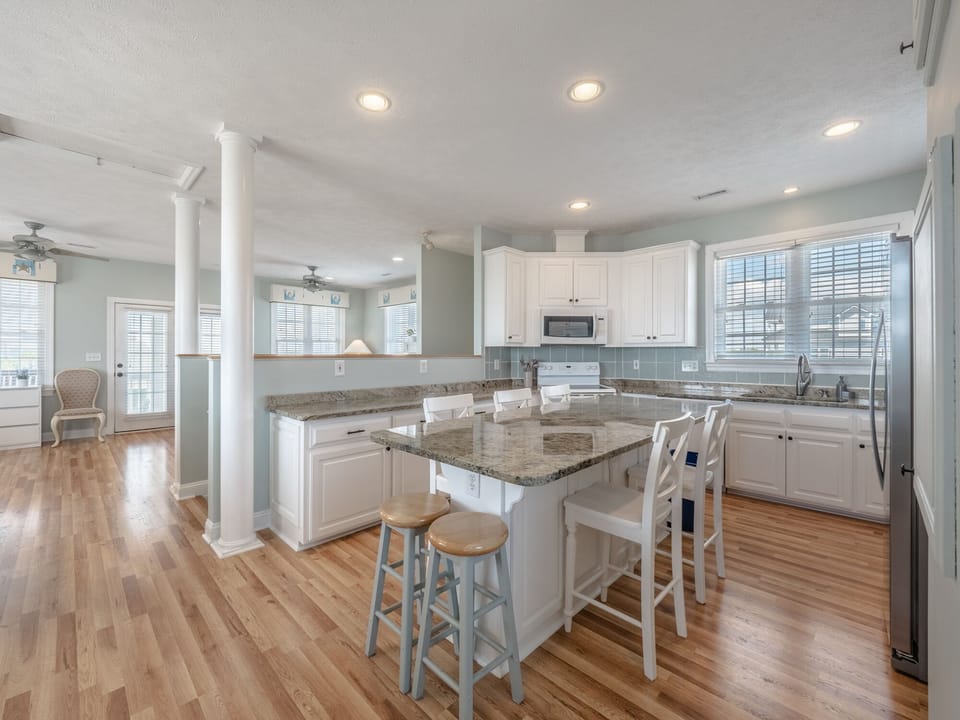Full Size Kitchen with Breakfast Bar