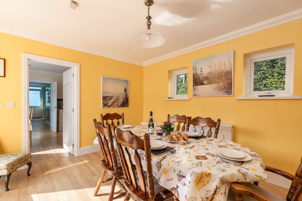 Beach House, Sea Views, Parking